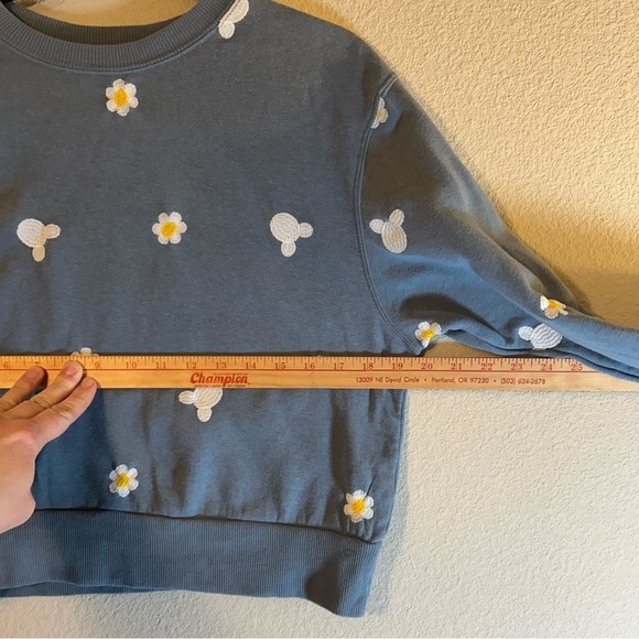 Women’s Size Medium Sweatshirt Blue Disney Theme Mickey Mouse Daisy Embroidered - Picture 8 of 16